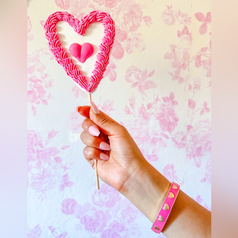 Cut out heart bangle in fuchsia